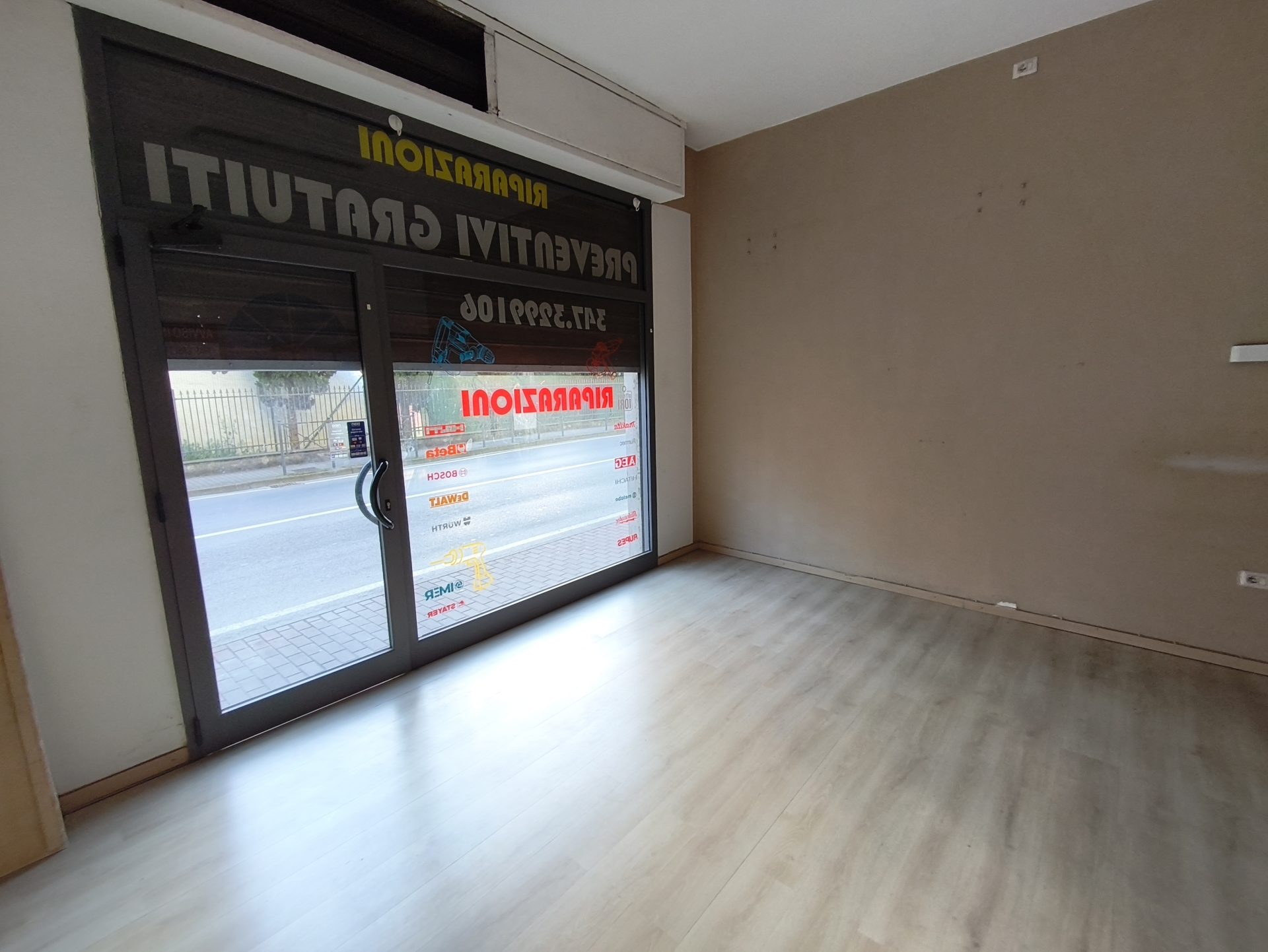 Locale commerciale con bagno
